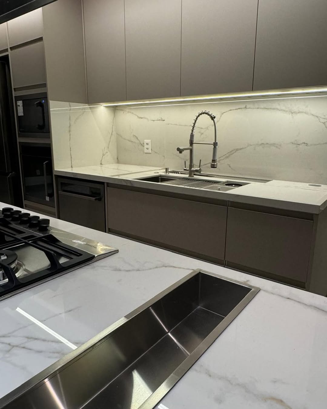 Bancada de cozinha em lâmina sinterizada com veios de mármore